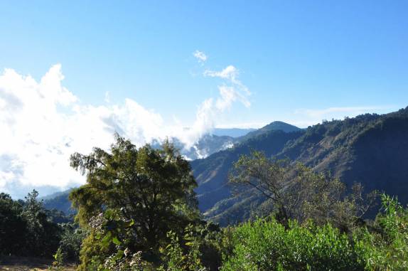 Cenário montanhoso da longa viagem entre Oaxaca e o litoral do Pacífico, no México